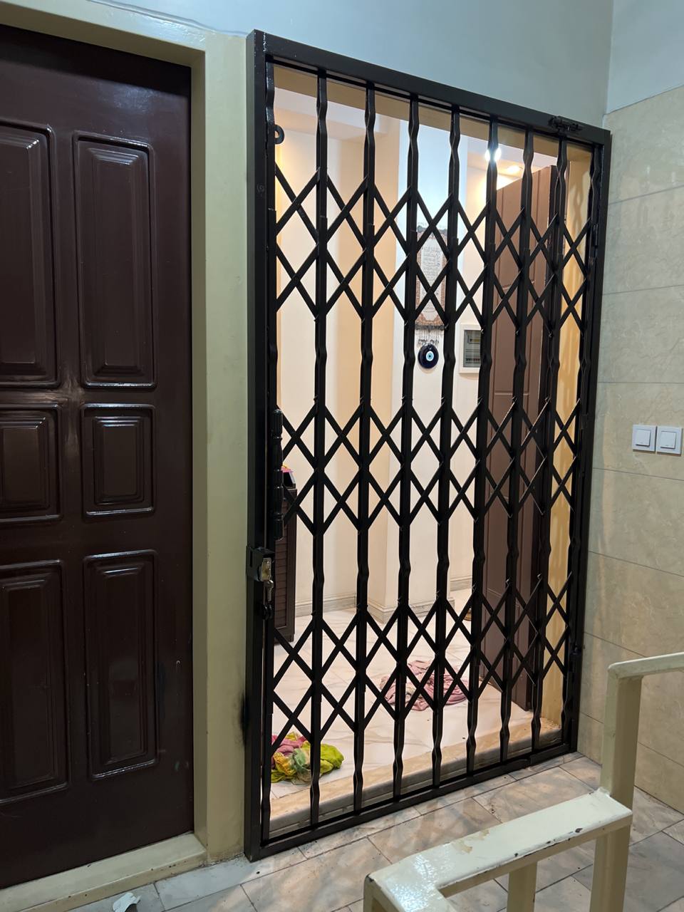 درب آکاردئونی نصب شده برای آپارتمان مسکونی