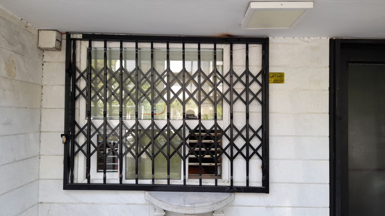 درب آکاردئونی ابعاد بزرگ نصب شده برای پنجره